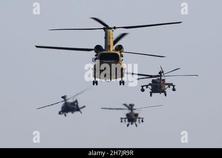 Kaposujlak, Ungarn - 5. Juni 2021: US Army Boeing CH-47 Chinook Militärhubschrauber auf Luftbasis. Luftfahrt und Rotorcraft. Transport und Luftbrücke. Fliegen Stockfoto