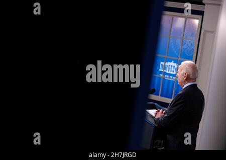 Arlington, USA. 23rd. November 2021. US-Präsident Joe Biden spricht am Dienstag, den 23. November, im Eisenhower Executive Office Building in Washington, DC, USA, über die Wirtschaft. 2021. Die USA werden zusammen mit China, Japan, Indien, Südkorea und Großbritannien 50 Millionen Barrel Rohöl aus ihren strategischen Reserven freisetzen, ein beispielloser, koordinierter Versuch der weltweit größten Ölverbraucher, die Preise zu zähmen, die eine Gegenreaktion der OPEC riskieren. Fotograf: Oliver Contreras/Pool/Sipa USA Kredit: SIPA USA/Alamy Live News Stockfoto