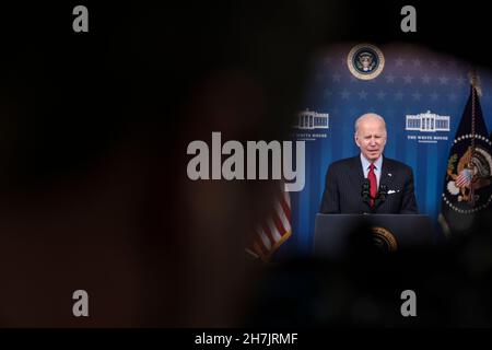 Arlington, USA. 23rd. November 2021. US-Präsident Joe Biden spricht am Dienstag, den 23. November, im Eisenhower Executive Office Building in Washington, DC, USA, über die Wirtschaft. 2021. Die USA werden zusammen mit China, Japan, Indien, Südkorea und Großbritannien 50 Millionen Barrel Rohöl aus ihren strategischen Reserven freisetzen, ein beispielloser, koordinierter Versuch der weltweit größten Ölverbraucher, die Preise zu zähmen, die eine Gegenreaktion der OPEC riskieren. Fotograf: Oliver Contreras/Pool/Sipa USA Kredit: SIPA USA/Alamy Live News Stockfoto