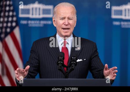 Arlington, USA. 23rd. November 2021. US-Präsident Joe Biden spricht am Dienstag, den 23. November, im Eisenhower Executive Office Building in Washington, DC, USA, über die Wirtschaft. 2021. Die USA werden zusammen mit China, Japan, Indien, Südkorea und Großbritannien 50 Millionen Barrel Rohöl aus ihren strategischen Reserven freisetzen, ein beispielloser, koordinierter Versuch der weltweit größten Ölverbraucher, die Preise zu zähmen, die eine Gegenreaktion der OPEC riskieren. Fotograf: Oliver Contreras/Pool/Sipa USA Kredit: SIPA USA/Alamy Live News Stockfoto