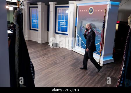 Arlington, USA. 23rd. November 2021. US-Präsident Joe Biden kommt am Dienstag, den 23. November, zu einem Gespräch über die Wirtschaft im Eisenhower Executive Office Building in Washington, DC, USA, 2021. Die USA werden zusammen mit China, Japan, Indien, Südkorea und Großbritannien 50 Millionen Barrel Rohöl aus ihren strategischen Reserven freisetzen, ein beispielloser, koordinierter Versuch der weltweit größten Ölverbraucher, die Preise zu zähmen, die eine Gegenreaktion riskieren byÊOPEC . Fotograf: Oliver Contreras/Pool/Sipa USA Kredit: SIPA USA/Alamy Live News Stockfoto