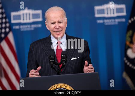 Arlington, USA. 23rd. November 2021. US-Präsident Joe Biden spricht am Dienstag, den 23. November, im Eisenhower Executive Office Building in Washington, DC, USA, über die Wirtschaft. 2021. Die USA werden zusammen mit China, Japan, Indien, Südkorea und Großbritannien 50 Millionen Barrel Rohöl aus ihren strategischen Reserven freisetzen, ein beispielloser, koordinierter Versuch der weltweit größten Ölverbraucher, die Preise zu zähmen, die eine Gegenreaktion der OPEC riskieren. Fotograf: Oliver Contreras/Pool/Sipa USA Kredit: SIPA USA/Alamy Live News Stockfoto