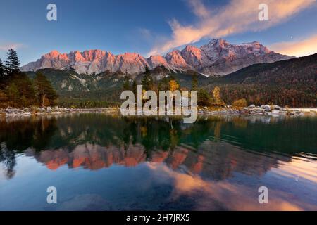 Herbst am Eibsee, Blick auf die Zugspitze, Mond im Wasser, Werdenfelser Land, Bayern, Deutschland Stockfoto