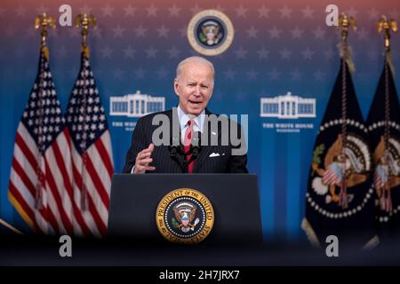 Arlington, USA. 23rd. November 2021. US-Präsident Joe Biden spricht am Dienstag, den 23. November, im Eisenhower Executive Office Building in Washington, DC, USA, über die Wirtschaft. 2021. Die USA werden zusammen mit China, Japan, Indien, Südkorea und Großbritannien 50 Millionen Barrel Rohöl aus ihren strategischen Reserven freisetzen, ein beispielloser, koordinierter Versuch der weltweit größten Ölverbraucher, die Preise zu zähmen, die eine Gegenreaktion der OPEC riskieren. Fotograf: Oliver Contreras/Pool/Sipa USA Kredit: SIPA USA/Alamy Live News Stockfoto