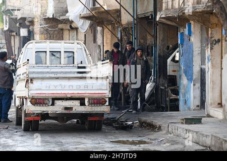 Aleppo, Syrien, 21. November 2021, syrische Kinder, die durch den Krieg gezwungen wurden, die Schule zu verlassen und sich harten Berufen anzuschließen, um ihren Familien zu helfen Stockfoto