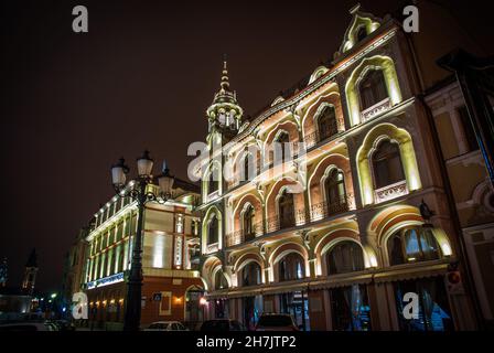 Lichtdesign des Hotel Astoria aus Oradea, Rumänien. Erbaut während der Besetzung durch die Doppelmonarchie Österreich und Ungarn. Österreichisch-Ungarisch. Stockfoto