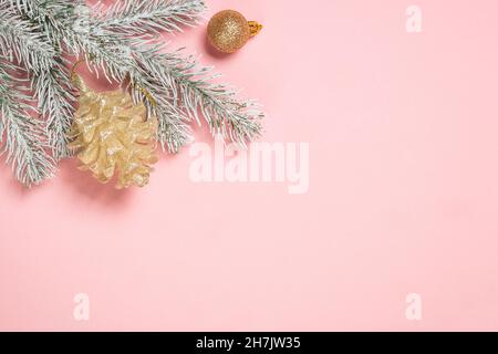 Weihnachtsschmuck auf rosa Hintergrund Draufsicht. Stockfoto