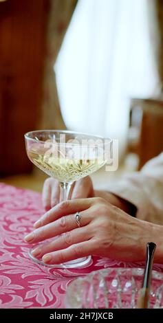 Ein vertikales Foto eines luxuriösen Glases Stockfoto