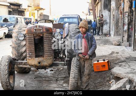 Aleppo, Syrien, 21. November 2021, syrische Kinder, die durch den Krieg gezwungen wurden, die Schule zu verlassen und sich harten Berufen anzuschließen, um ihren Familien zu helfen Stockfoto