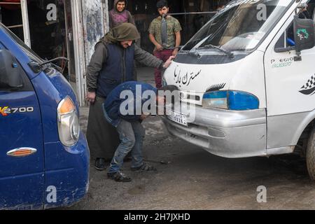 Aleppo, Syrien, 21. November 2021, syrische Kinder, die durch den Krieg gezwungen wurden, die Schule zu verlassen und sich harten Berufen anzuschließen, um ihren Familien zu helfen Stockfoto