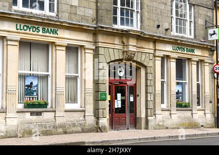 Shaftsbury, England - Juni 2021: Außenansicht der Filiale der Lloyds Bank in der Stadt Cenre Stockfoto