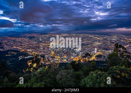 Bogota Stadtzentrum bei Nacht vom Monserrate Hügel, Kolumbien. Stockfoto