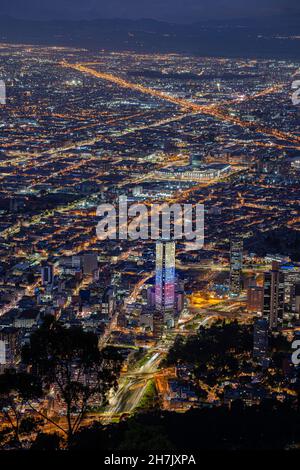 Bogota Stadtzentrum bei Nacht vom Monserrate Hügel, Kolumbien. Stockfoto