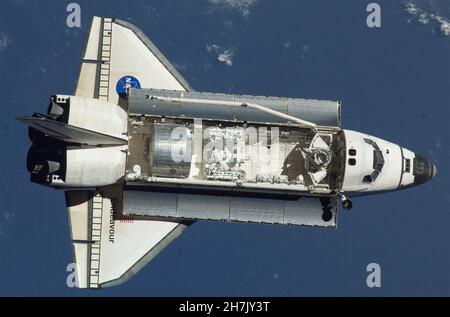 SPACE SHUTTLE ENDEAVOUR im Orbit 2008. Hier bei geöffnetem Laderaum während STS-123 flog Endeavour 25 Missionen. Foto: NASA Stockfoto