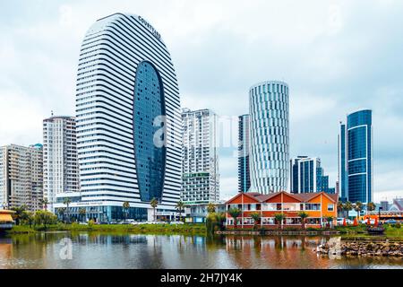 Batumi, Georgia. 19. August 2021: Blick auf den Innenhof von Marriott und Justice. Stockfoto