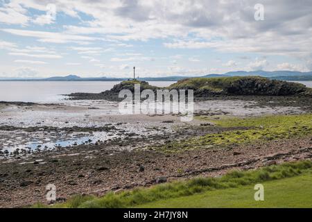 Blick auf Arthur's Seat und die Pentland Hills vom Downing Point auf dem Fife Coastal Path in der Doniborstle Bay, nahe Dalgety Bay, Fife, Schottland Stockfoto