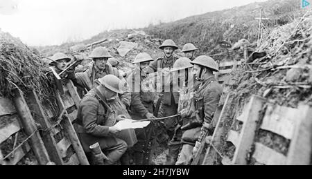 WW1 BRITISCHE SOLDATEN. Lesen eines Dokuments - möglicherweise einer Karte - in den Gräben. Standort und Einheit nicht bekannt. Stockfoto