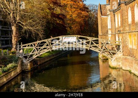 Cambridge, Cambridgeshire, Großbritannien – November 2021. Blick auf die Holzbrücke, auch bekannt als Mathematische Brücke, über den Fluss Cam. Stockfoto