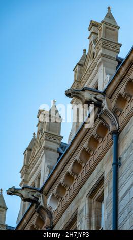 Cambridge, Cambridgeshire, Großbritannien – November 2021. Wasserspeier entlang der Spitze eines historischen Gebäudes in der Stadt Cambridge Stockfoto