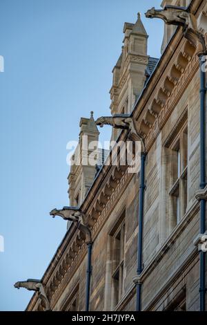 Cambridge, Cambridgeshire, Großbritannien – November 2021. Wasserspeier entlang der Spitze eines historischen Gebäudes in der Stadt Cambridge Stockfoto