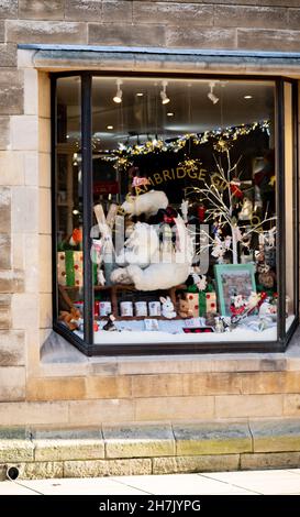 Cambridge, Cambridgeshire, Großbritannien – November 2021. Die Weihnachts-Ausstellung 2021 im Cambridge Gift Shop Stockfoto