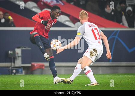 Lille, Frankreich. 23. November 2021, Villeneuve-d'Ascq, Frankreich, Frankreich: Timothy WEAH aus Lille beim UEFA Champions League-Spiel der Gruppe G zwischen Lille OSC (LOSC) und RB Salzburg (Red Bull Salzbourg) am 23. November 2021 im Pierre-Mauroy-Stadion in Villeneuve-d'Ascq bei Lille, Frankreich. (Bild: © Matthieu Mirville/ZUMA Press Wire) Bild: ZUMA Press, Inc./Alamy Live News Stockfoto