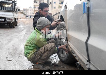 Aleppo, Syrien, 21. November 2021, syrische Kinder, die durch den Krieg gezwungen wurden, die Schule zu verlassen und sich harten Berufen anzuschließen, um ihren Familien zu helfen Stockfoto