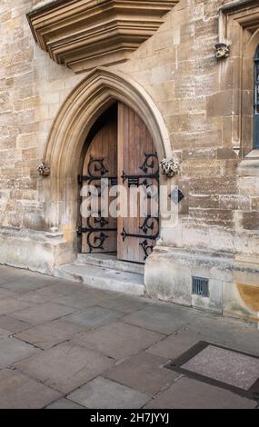 Cambridge, Cambridgeshire, Großbritannien – 2021. November. Das Holztor und der Eingang zum Whewell’s Court im Trinity College, Cambridge Stockfoto