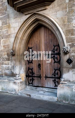 Cambridge, Cambridgeshire, Großbritannien – 2021. November. Das Holztor und der Eingang zum Whewell’s Court im Trinity College, Cambridge Stockfoto