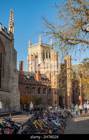 Cambridge, Cambridgeshire, Großbritannien – November 2021. Die Stadt Cambridge an einem hellen und sonnigen Herbsttag Stockfoto