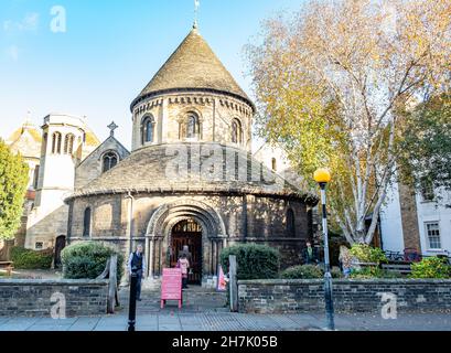 Cambridge, Cambridgeshire, Großbritannien – November 2021. Das Äußere der Round Church, der Kirche des Heiligen Grabes, in der Stadt Cambridge Stockfoto