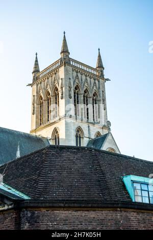 Cambridge, Cambridgeshire, Großbritannien – November 2021. Die Kirche steht hinter den Häusern der Stadt Cambridge Stockfoto