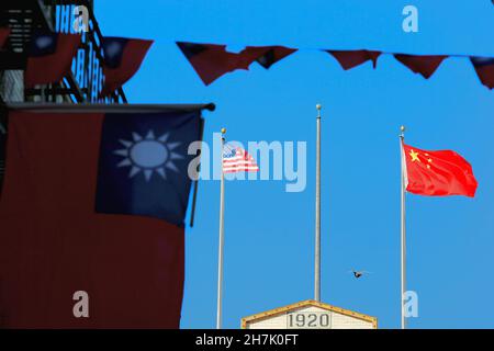 Flaggen der Vereinigten Staaten, Chinas und Taiwans, die in Chinatown, San Francisco, wehen. Stockfoto