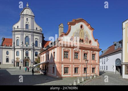 Blick vom Kapellplatz auf den Bruder Konrad-Platz mit der päpstlichen Basilika St. Anna, Altötting, Oberbayern, Bayern, Deutschland Stockfoto