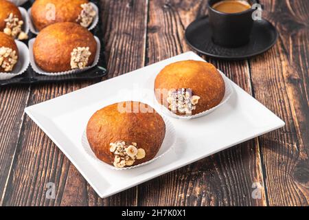 Bombolon oder Bomboloni ist ein italienisches gefülltes Donut- und Snackfutter. Deutsche Krapfen - Krapfen oder berliner - gefüllt mit Marmelade und Schokolade Stockfoto