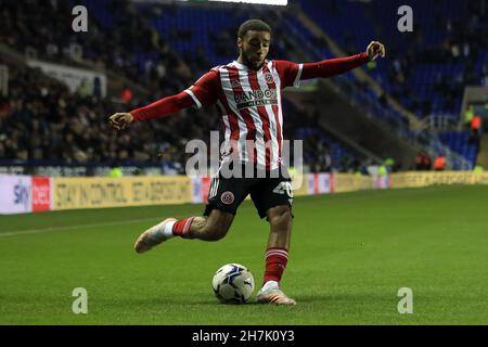 Reading, Großbritannien. 23rd. November 2021. Jayden Bogle von Sheffield United in Aktion während des Spiels. Spiel der EFL Skybet Championship, Reading gegen Sheffield Utd im Select Car Leasing Stadium in Reading am Dienstag, den 23rd. November 2021. Dieses Bild darf nur für redaktionelle Zwecke verwendet werden. Nur zur redaktionellen Verwendung, Lizenz für kommerzielle Nutzung erforderlich. Keine Verwendung bei Wetten, Spielen oder Veröffentlichungen in einem Club/einer Liga/einem Spieler. PIC von Steffan Bowen/Andrew Orchard Sports Photography/Alamy Live News Credit: Andrew Orchard Sports Photography/Alamy Live News Stockfoto