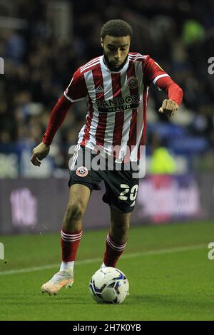 Reading, Großbritannien. 23rd. November 2021. Jayden Bogle von Sheffield United in Aktion während des Spiels. Spiel der EFL Skybet Championship, Reading gegen Sheffield Utd im Select Car Leasing Stadium in Reading am Dienstag, den 23rd. November 2021. Dieses Bild darf nur für redaktionelle Zwecke verwendet werden. Nur zur redaktionellen Verwendung, Lizenz für kommerzielle Nutzung erforderlich. Keine Verwendung bei Wetten, Spielen oder Veröffentlichungen in einem Club/einer Liga/einem Spieler. PIC von Steffan Bowen/Andrew Orchard Sports Photography/Alamy Live News Credit: Andrew Orchard Sports Photography/Alamy Live News Stockfoto