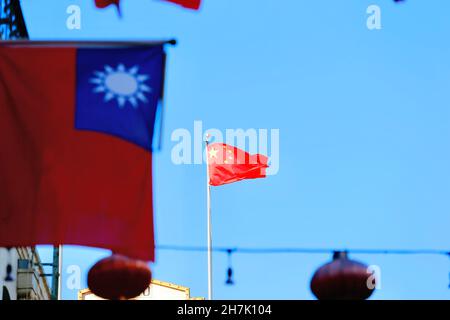 Usa. 22nd. November 2021. Flaggen von China und Taiwan winken in Chinatown, San Francisco. (Foto von Michael Ho Wai Lee/SOPA Images/Sipa USA) Quelle: SIPA USA/Alamy Live News Stockfoto