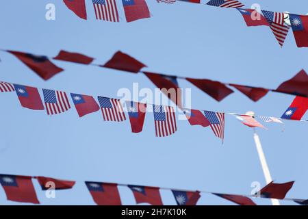 Usa. 22nd. November 2021. Flaggen der Vereinigten Staaten und Taiwans, die in Chinatown, San Francisco, wehen. (Foto von Michael Ho Wai Lee/SOPA Images/Sipa USA) Quelle: SIPA USA/Alamy Live News Stockfoto