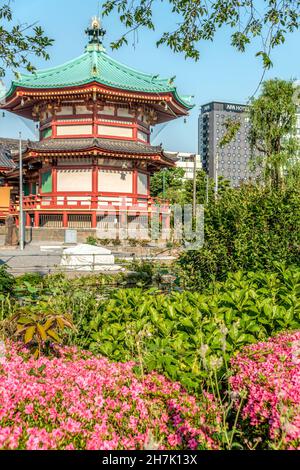 Die Bentens tun Tempel auf einer Insel im Shinobzu Teich im Ueno Park, Tokyo, Japan Stockfoto