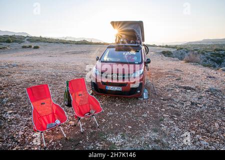 Roadtrip Kroatien, am Morgen mit dem Wohnmobil am Strand Stockfoto