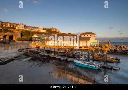 Isle of wight Shoreline in ventnor, Fischerhafen und Fischschuppen mit Geschäft an der Küste von ventnor auf der Insel wight, Frischfischverkäufer-Hafen. Stockfoto