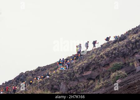 Menschen, die auf den Vulkan Stromboli, Stromboli, Äolische Inseln, Sizilien, Italien wandern Stockfoto