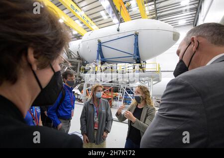 NASA-Administrator für das Science Mission Directorate Thomas Zurbuchen, rechts, Und andere NASA-Führungskräfte hören zu, während Julianna Scheiman, Direktorin für zivile Satellitenmissionen, SpaceX, Mitte, eine Tour durch den Aufhänger gibt, an dem die Falcon 9-Rakete und die DART-Raumsonde am Montag, den 22. November 2021, auf der Vandenberg Space Force Base in Kalifornien zum Start vorbereitet werden. DART ist der weltweit erste Test zur planetarischen Verteidigung im Maßstab 1:1, der eine Methode der Ablenkung von Planeten demonstriert. Die Mission wurde gebaut und wird von der Johns Hopkins APL für die NASA Planetary Defense Coordination Off geleitet