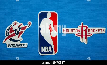 1. Oktober 2021, Springfield, USA, Embleme der Basketballteams Houston Rockets und Washington Wizards auf blauem Hintergrund. Stockfoto