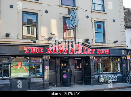 Cambridge, Cambridgeshire, Großbritannien – November 2021. Das Äußere des King Street Run Pub in der Stadt Cambridge Stockfoto