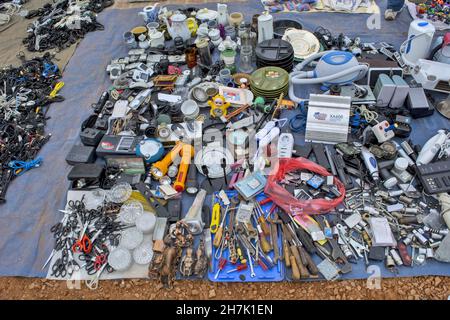 ZRENJANIN, SERBIEN - 10. Nov 2015: Der Flohmarkt mit verschiedenen Artikeln. Zrenjanin, Serbien. Stockfoto