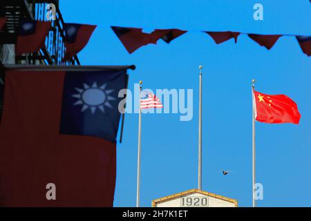 Usa. 22nd. November 2021. Flaggen der Vereinigten Staaten, Chinas und Taiwans, die in Chinatown, San Francisco, wehen. (Bild: © Michael Ho Wai Lee/SOPA Images via ZUMA Press Wire) Stockfoto