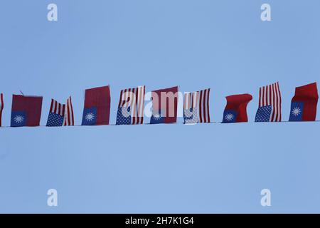 Usa. 22nd. November 2021. Flaggen der Vereinigten Staaten und Taiwans, die in Chinatown, San Francisco, wehen. (Bild: © Michael Ho Wai Lee/SOPA Images via ZUMA Press Wire) Stockfoto