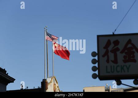 Usa. 22nd. November 2021. Flaggen der Vereinigten Staaten und Chinas, die in Chinatown, San Francisco, wehen. (Bild: © Michael Ho Wai Lee/SOPA Images via ZUMA Press Wire) Stockfoto